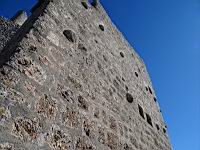 Chateau de Queribus, 1ere enceinte, Mur bouclier decore de 2 rangees de boulets et muni de canonnieres (1)